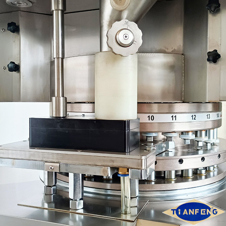 D, das automatische Drehpillen-Tablet-Presse-Maschine mit PLC-Touch Screen 7.5KW bearbeitet